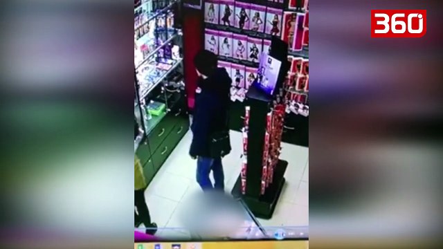 Djali hyn në një Sex Shop , ajo që sheh pronari në kamerat e sigurimit e lë pa fjalë (360video)