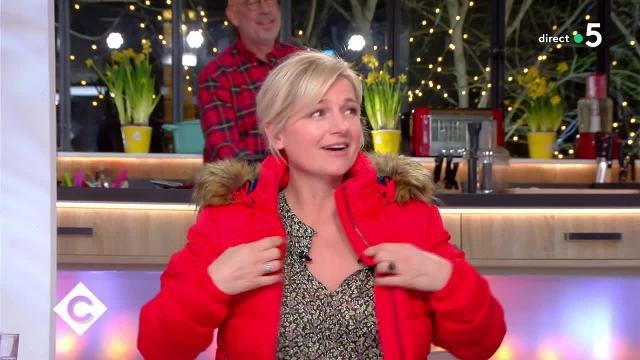 C à Vous : Le cadeau très surprenant de Stéphane Guillon à Anne-Elisabeth Lemoine