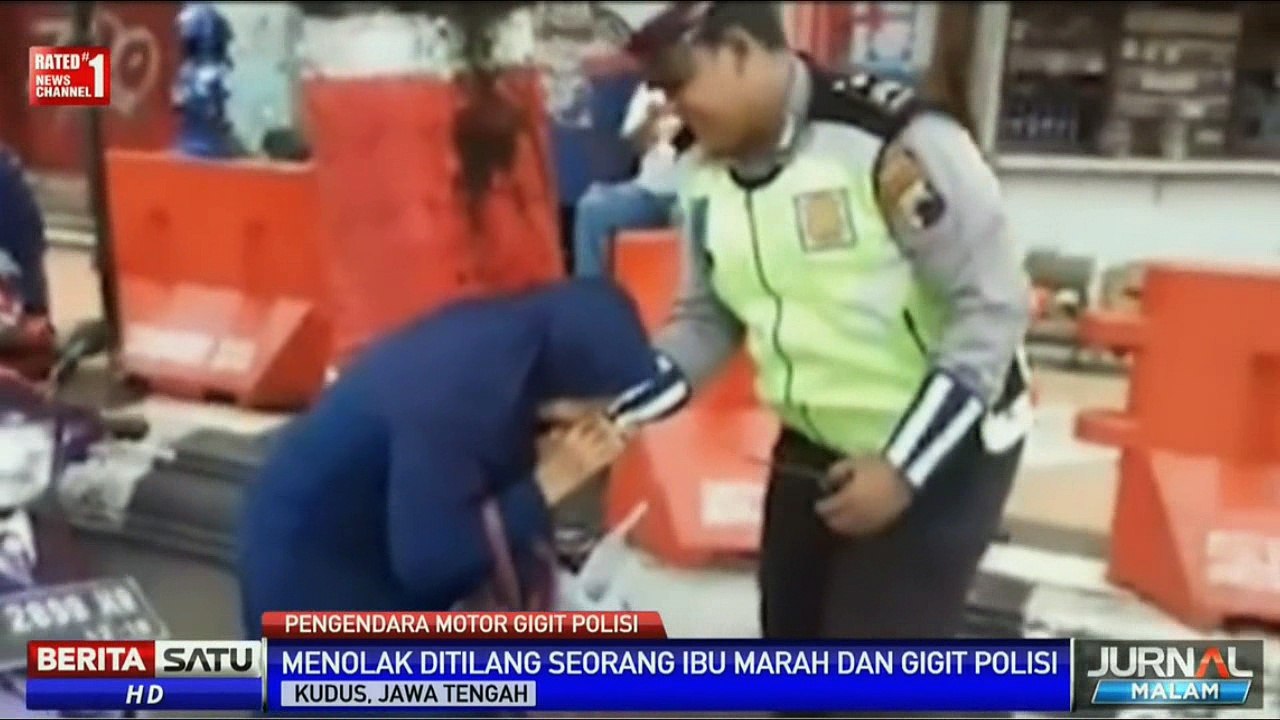 Ga Mau Ditilang Seorang Ibu Menabrakan Motor Dan Mengigit Tangan Polisi