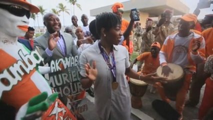 La velocista Murielle Ahouré llega a la capital marfileña después de ganar el oro
