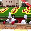 Thousands eat giant steamed dish in Jiangxi