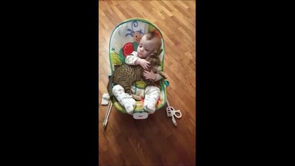 La video ADORABLE de la journée : un bébé et un chat en mode GROS CALIN