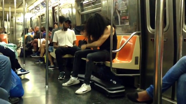 Quand tu croises un batteur metal dans le métro... Mais qu'il n'a pas de batterie