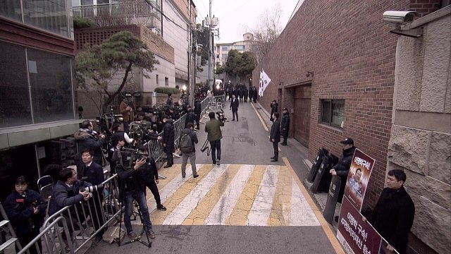 이 시각 이 전 대통령 자택 '긴장 고조' / YTN