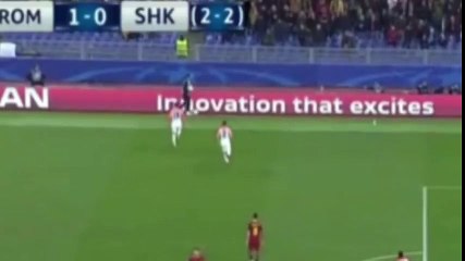 Un ramasseur de balles poussé par les joueurs du Shakhtar durant Roma - Shakhtar Donetsks