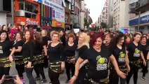 فتيات تركيات يشعلن شوارع مدينة أزمير رقصًا على أنغام 