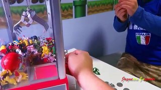 Maquina de Garra Juguete con 150+ figuras de POKEMON y Kinder Huevo Sorpresa