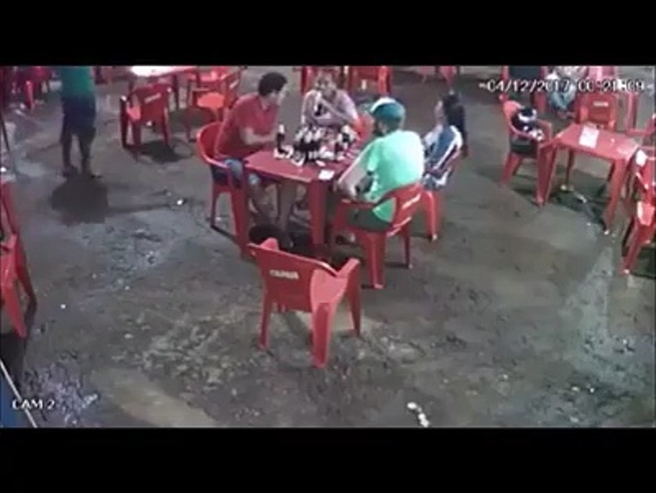 Cuidado amigo viene tu mujer