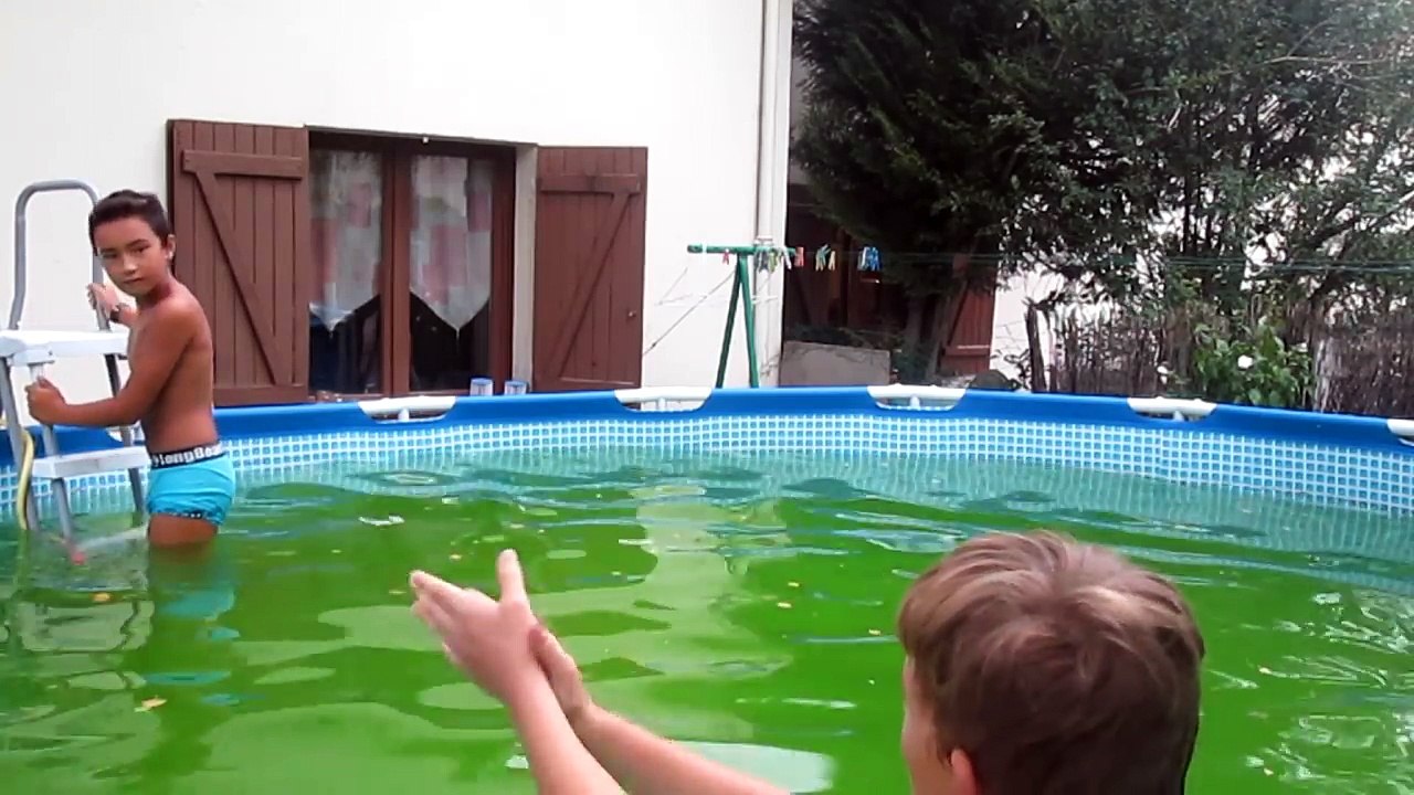 DEFI : NAGER DANS UNE PISCINE SALE !!! :o