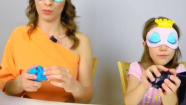 УГАДАЙ СТРАШНУЮ ИГРУШКУ на Хеллоуин Закрытыми Глазами Челлендж Что у Меня в Руках /// Вики Шоу