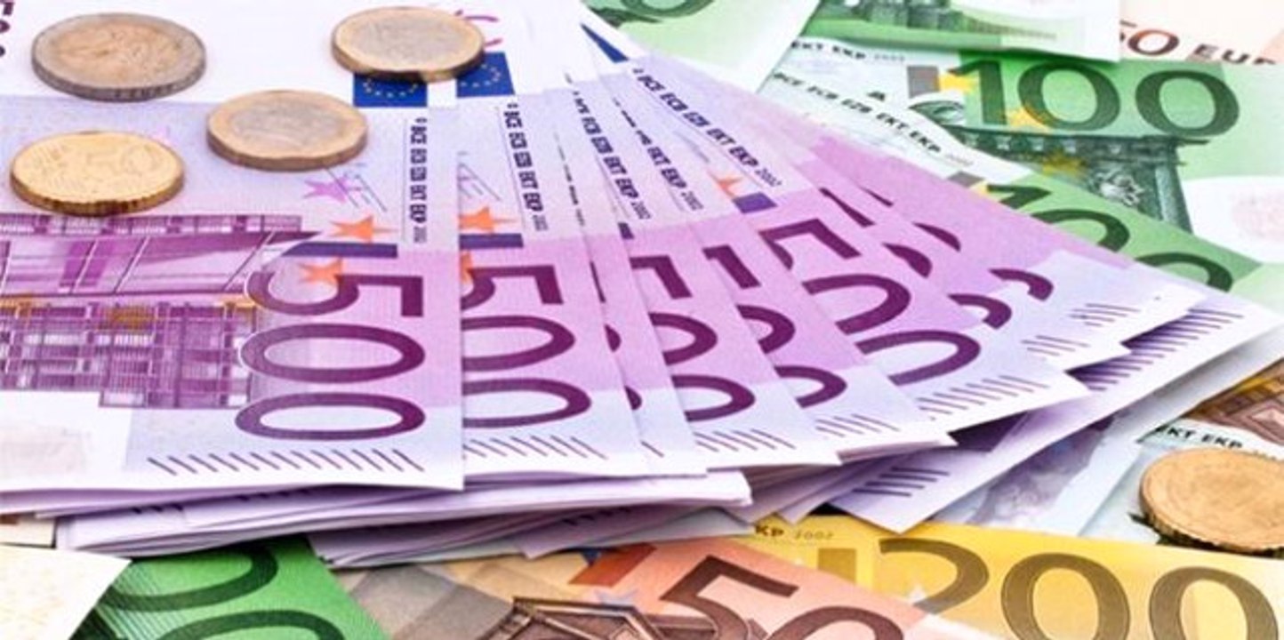 Euro Rekor Tazeledi, Dolar Sakin Seyrediyor