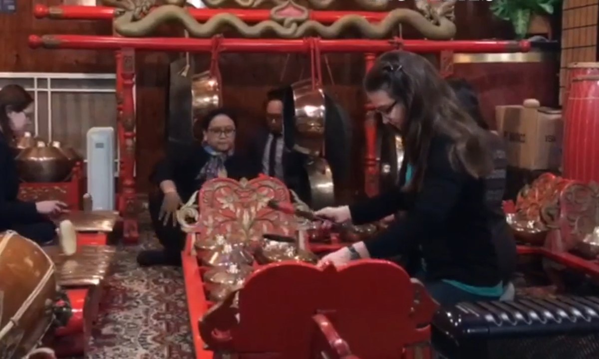 Wow Keren, Menlu RI Nyinden Bareng Warga Rusia