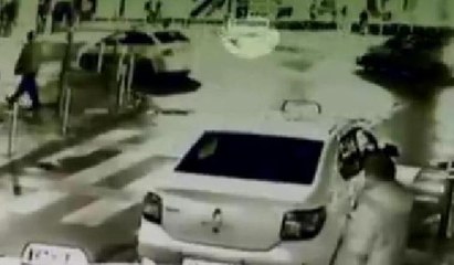 Otomobilin altında metrelerce sürüklendi