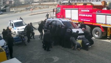 Aracın altında kalan minik çocuğu vatandaşlar böyle kurtardı