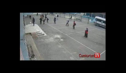 Veliden öğretmene yumruklu saldırı kamerada