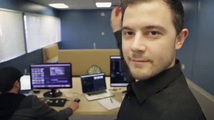 Lancer une fléchette.. dans l'ordi de son collègue !! Bién joué !