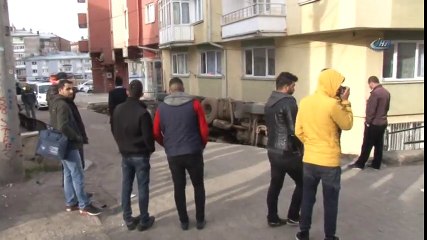 Kum Yüklü Kamyon Apartmanın Bahçesine Devrildi