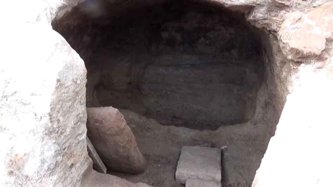 İnşaat Kazısında Kaya Mezarları Bulundu