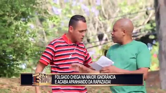 Sujeito goes out distributing tapas through the streets and arranges trouble with the galley