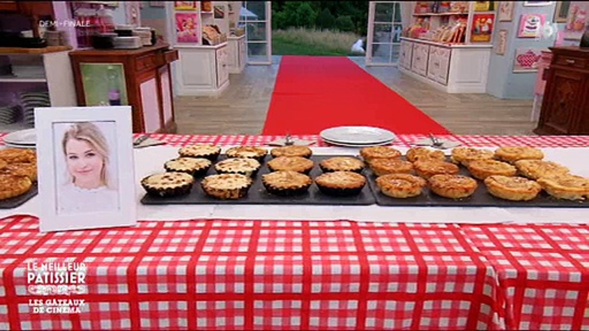 Cyril Lignac Et Mercotte Sans Voix Devant Les Tartes D