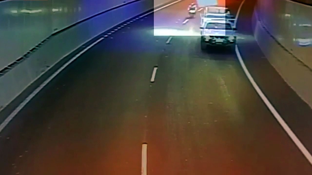 Ce motard esquive un matellas dans un tunnel
