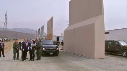 Trump Meksika sınırında duvar örneklerini inceledi
