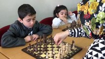 Anneler çocuklarıyla birlikte satranç öğreniyor