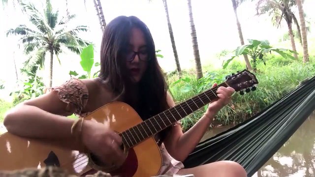 Une jeune fille sur son hamac casse une corde pendant qu'elle joue de la guitare et c'est à voir !