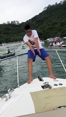 Il voulait impressionner des filles sur un bateau mais...