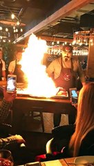Un cuisinier fait une très grosse boulette au moment de préparer le plat devant les clients !