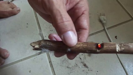 (Fogo por fricção -bow drill) Criando uma brasa com arco e broca