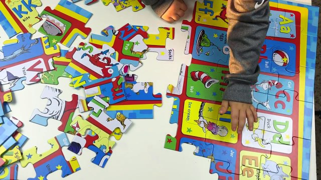 Dr. Seuss The Cat in The Hat ABC puzzle. Learn the ALPHABET. Lets play kids.