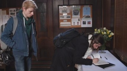 Libro de condolencias de Stephen Hawking en la Universidad de Cambridge