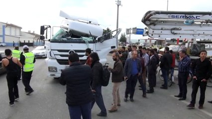 Beton aracına çarpan TIR sürücüsü ağır yaralandı