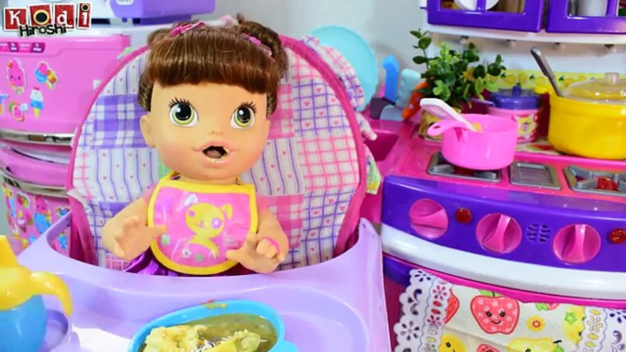 JANTINHA E ROTININHA DA NOITE DA BABY ALIVE E LIMPANDO A COZINHA DE BRINQUEDO DAS BONECAS NOVELINHA