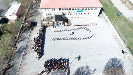 Ortaokul öğrencilerinden Mehmetçiğe destek koreografisi