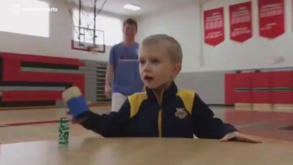 Un enfant jouant au dés face à des adultes ! WOW