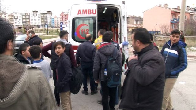 Otomobil ile öğrenci servisi çarpıştı: 1'i öğrenci 3 yaralı