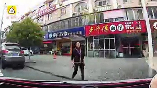 Chine :Des automobilistes donnent une correction à un conducteur de triporteur !