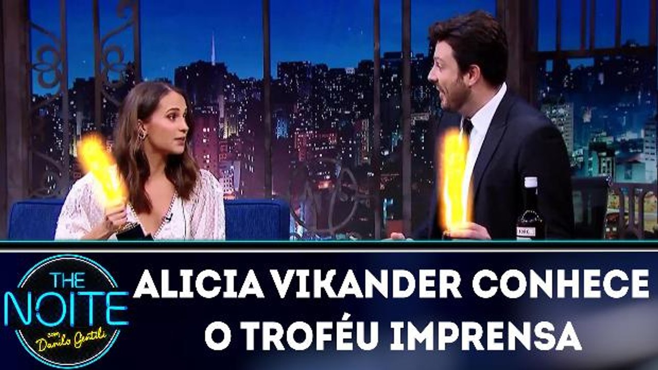 Danilo apresenta para Alicia Vikander o Troféu Imprensa 13.03.18