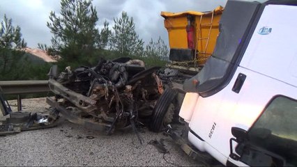 Kontrolden çıkan TIR'ın dorsesi karşı yönden gelen TIR'ın kupasına vurdu; 1 yaralı
