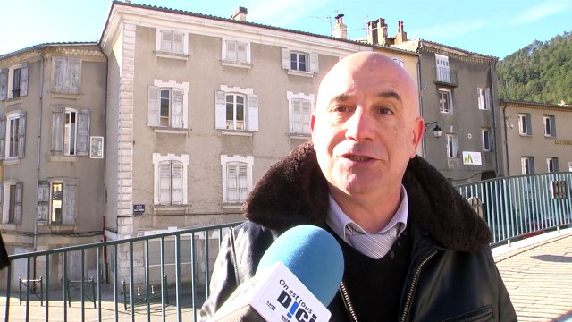 La classe de première du lycée Paul Arène de Sisteron était sur le marché ce mercredi non pas pour vendre des fruits et légumes mais pour récolter de l'argent pour leur entreprise. Car oui ces 15 lycéens ont créé Palettes Design une entreprise de meuble