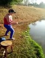 Une femme attrape un poisson mais ça se finit mal !
