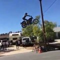 Ce gars tente un saut sur une rampe en Harley-Davidson et s'écrase bien comme il faut