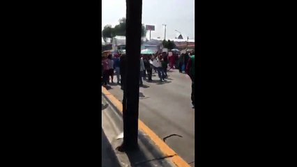 Mujeres bloquean la López Portillo para exigir su tarjeta de ‘Salario Rosa’