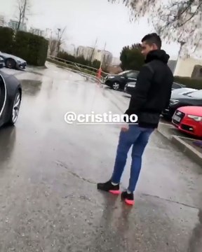 Cristiano Ronaldo mostra o seu Bugatti Chiron a estrela da NFL