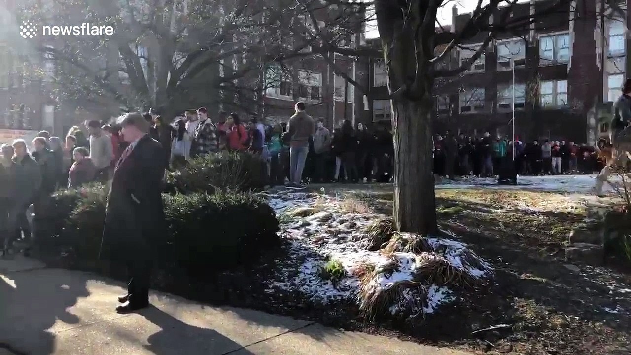 Kentucky students walk out in silence to honour Parkland shooting victims