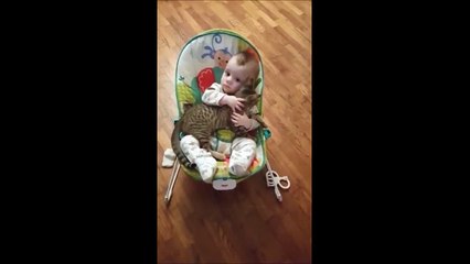 Adorable : ce bébé fait un gros câlin à son chat