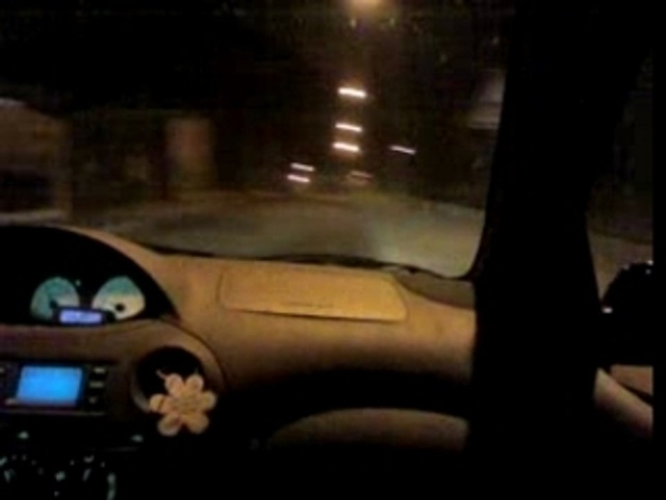 Yaris ts en mode starfekeuse en ville de nuit