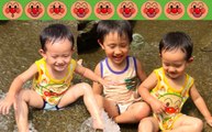 【夏休み】びしょびしょに濡れている♪ 小川で水遊び♪ 4歳のトレーシーと2歳のスティーブ ★Water play in a stream★